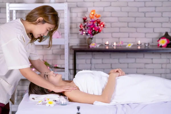 Massesuse Pretty Woman Customer Talk Together Process Spa Massage Room — Stock Photo, Image