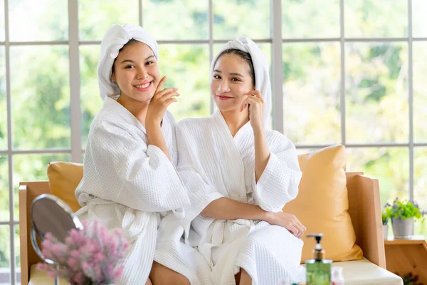 Duas Mulheres Asiáticas Postura Cuidados Com Pele Cuidados Saúde Para — Fotografia de Stock