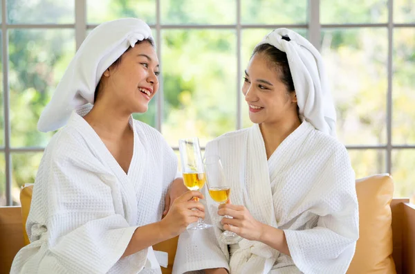 Azji Kobieta Ręcznikiem Jako Chusta Trzymać Kieliszek Wina Cieszyć Się — Zdjęcie stockowe