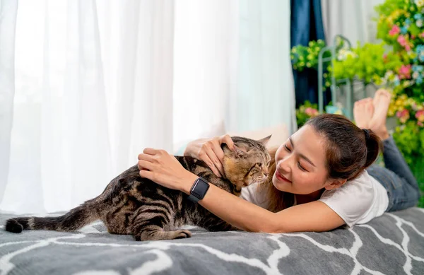 아시아예쁜 소녀는 거실에서 고양이와 즐긴다 랑하는 행복에 — 스톡 사진
