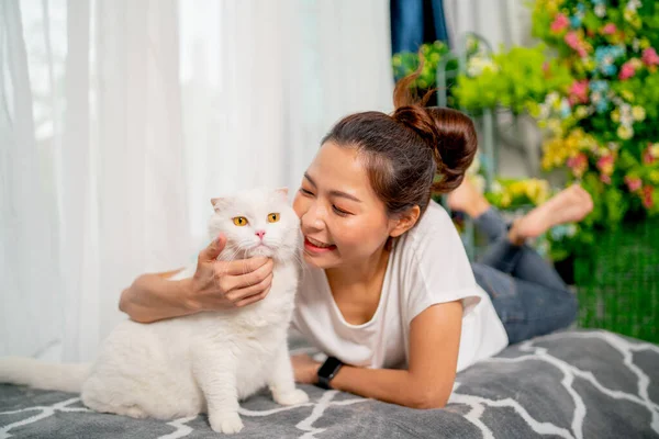 Asiatisk Söt Flicka Njuta Att Leka Med Katt Vardagsrummet Hemma — Stockfoto