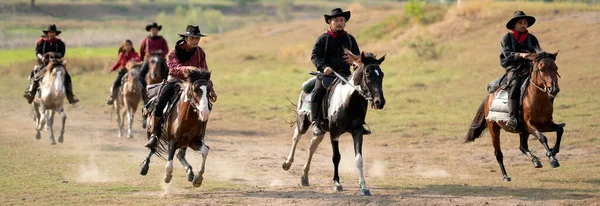 Grupo Vaqueros Vaqueras Montar Caballo Carretera Con Alta Velocidad Cerca — Foto de Stock