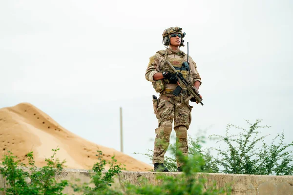 Soldier Military Man Stand Guarded Position Look Area Look Desert — Fotografia de Stock