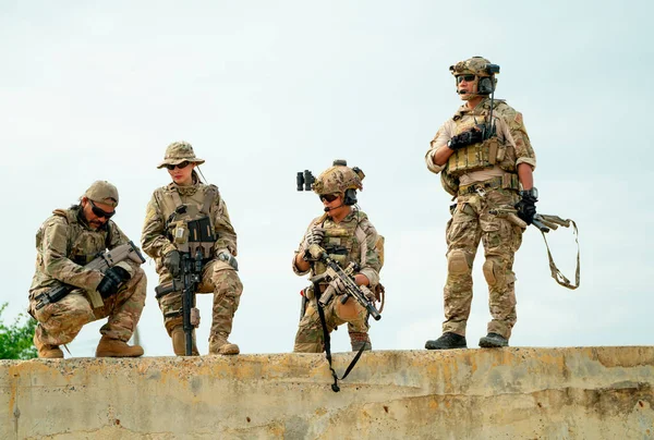 Military Soldier Team Gun Stay Concrete Wall Prepare Battle Enemy — Fotografia de Stock