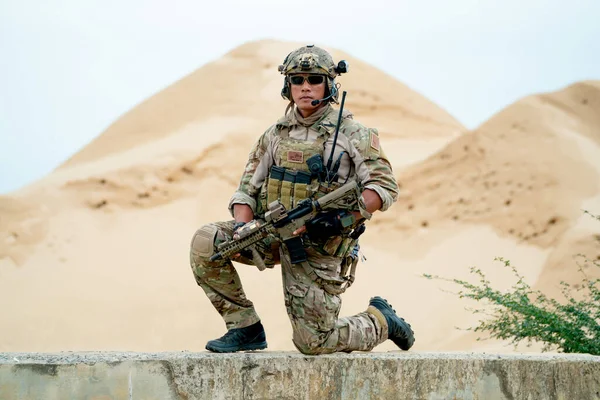 Żołnierz Lub Wojskowy Siedzą Strzeżonej Pozycji Patrzą Kamerę Obszarze Wygląda — Zdjęcie stockowe