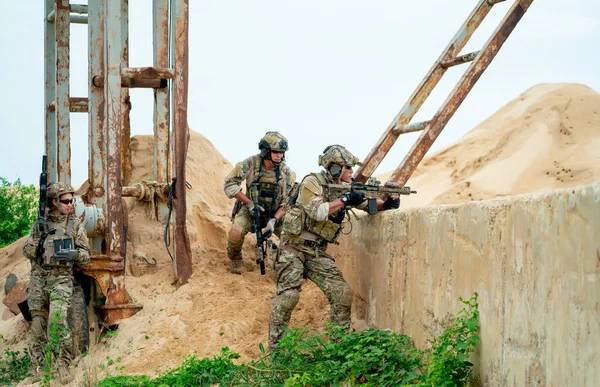 Wojsko Lub Żołnierze Przygotowują Się Walki Wrogiem Betonową Ścianą Fabryki — Zdjęcie stockowe