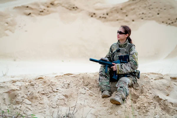 Wojsko Lub Żołnierz Kobieta Siedzieć Piasku Trzymać Broń Również Rozejrzeć — Zdjęcie stockowe
