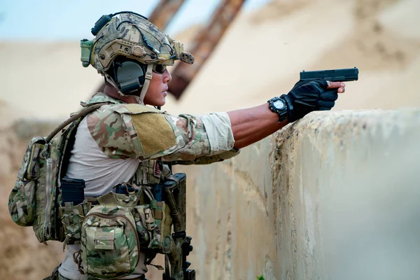 Military Soldier Point Gun Stay Concrete Wall Battle Field Fighting — Fotografia de Stock