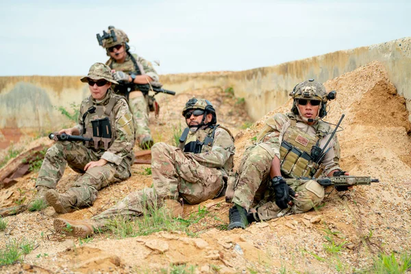 Grupa Wojskowych Lub Żołnierzy Pobyt Relaks Podczas Przygotowań Walki Wrogiem — Zdjęcie stockowe