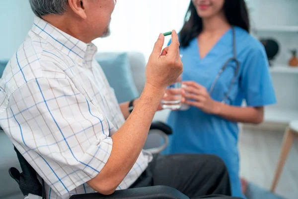 Старший Азіатський Чоловік Тримає Таблетки Від Ліків Розмовляє Медсестрою Або — стокове фото
