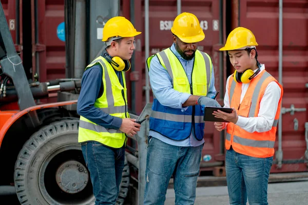 African American Cargo Container Worker Discuss Asian Technician Using Tablet — Stock Fotó