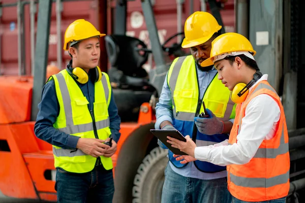 African American Cargo Container Worker Discuss Asian Technician Using Tablet — Stock Fotó