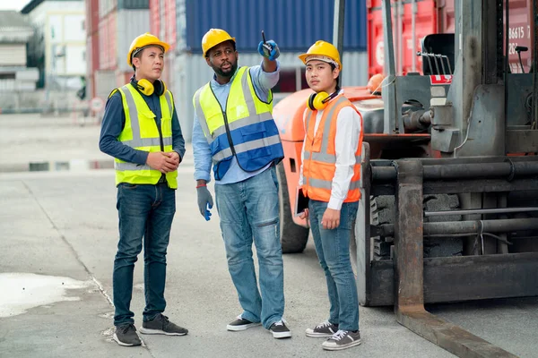 African American Worker Point Area Discuss Asian Professional Technician Cargo — Stock Fotó