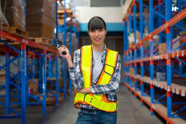 Portrait Cacuasian Warehouse Worker Hold Barcode Scaner Smile Also Look — Stockfoto