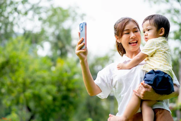 Young Asian Mother Hold Little Boy Use Mobile Phone Selfie — Fotografia de Stock