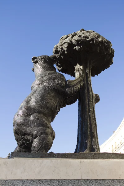 Estatua de oso y fresa, Madrid — Foto de Stock