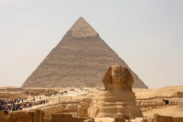 Pirâmides egípcias e Esfinge — Fotografia de Stock