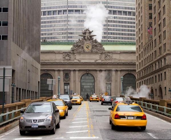 Verkehr in der Nähe des großen Hauptbahnhofs, New York — Stockfoto