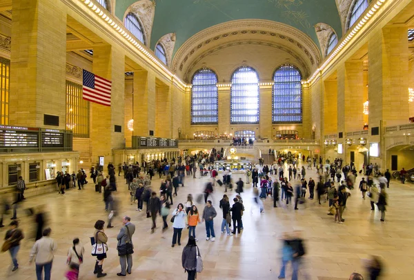 Workers and tourists in the Grand Central Station — Stock Photo, Image