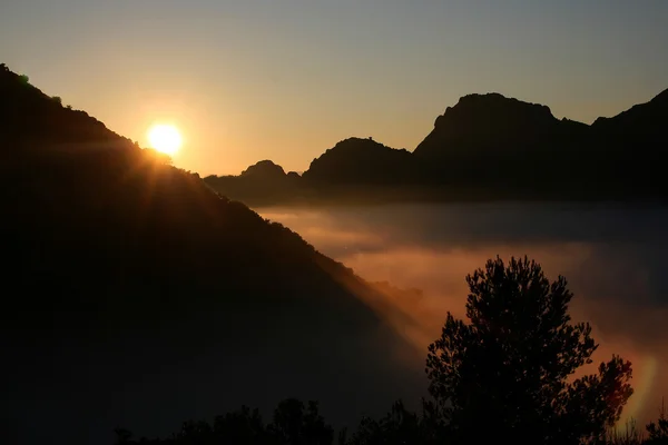 dağ günbatımı ve sis