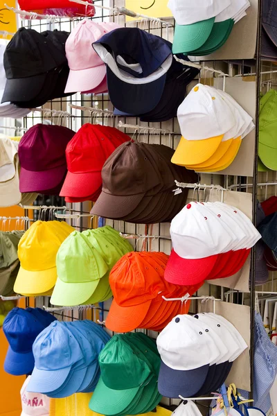 Bonés coloridos em uma loja — Fotografia de Stock