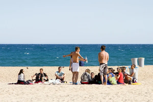 Mladí v beach — Stock fotografie