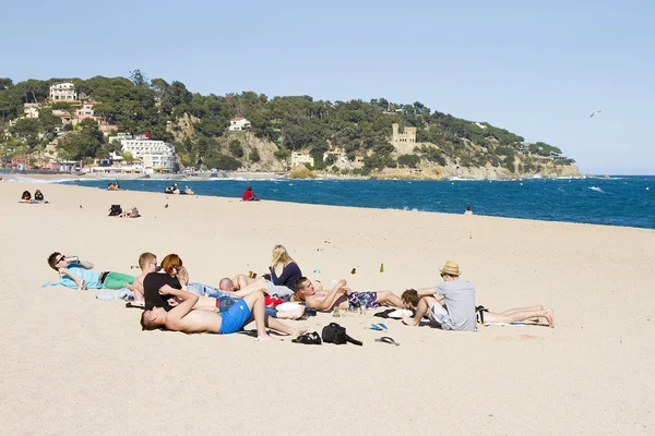 Jóvenes en la playa —  Fotos de Stock