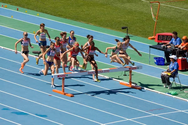 Zawodniczki w biegu na 3000 m z przeszkodami — Zdjęcie stockowe