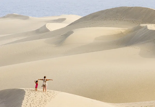 Woman and daughter walking in the dunes of Maspalomas — Stock Photo, Image