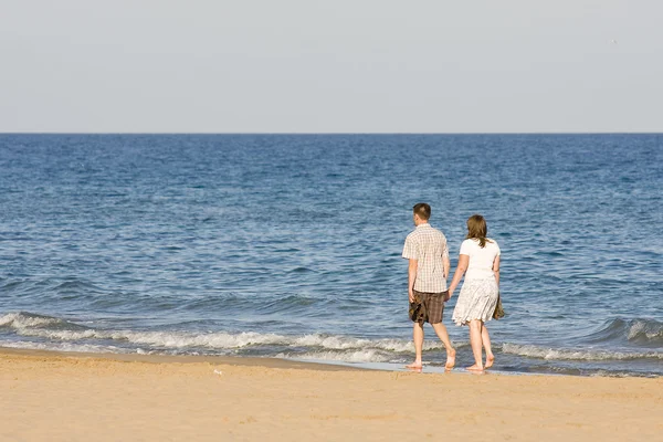 Paar in mediterrane strand — Stockfoto