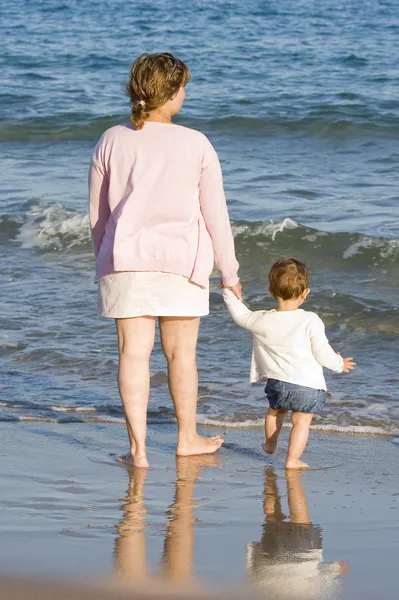 Woman and baby in Mediterranean beach — Stock Photo, Image