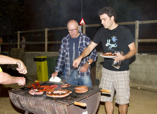 Hombres cocinando durante el Festival de San Juan — Foto de Stock