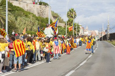 Katalanlar 400 km bağımsızlık insan zinciri yaptı