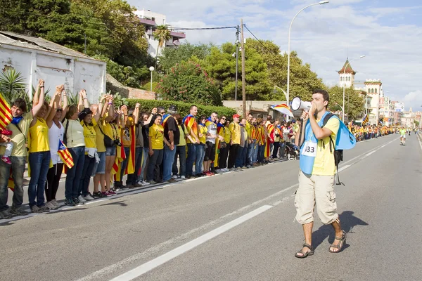 Каталонцы создали 400-километровую цепь независимости человека — стоковое фото