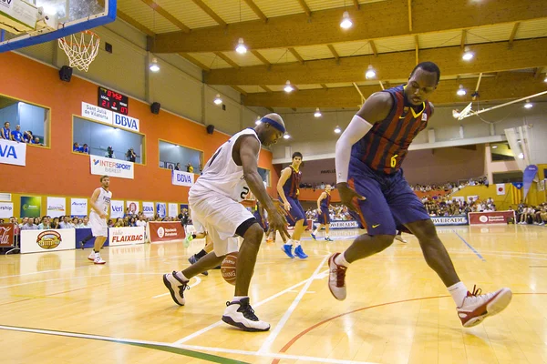 バルセロナ対 joventut バスケット ボールを試合します。 — ストック写真