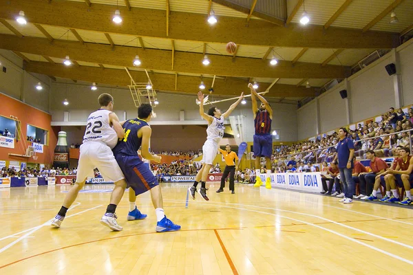 バルセロナ対 joventut バスケット ボールを試合します。 — ストック写真