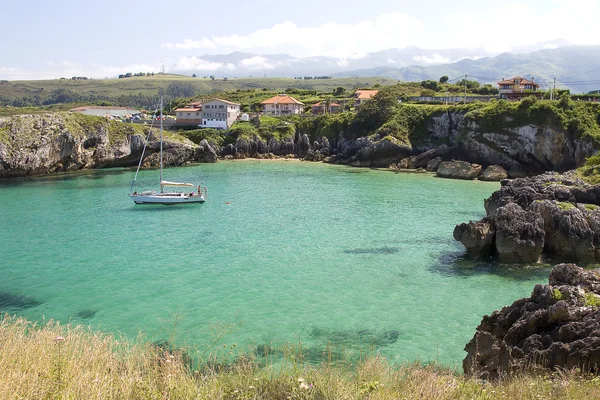 Playa en Llanes, España — Foto de Stock