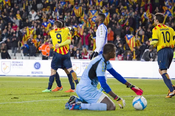 Jugadores catalanes celebrando un gol Imágenes de stock libres de derechos