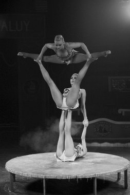 Acrobat kadınlara sirk gösteri
