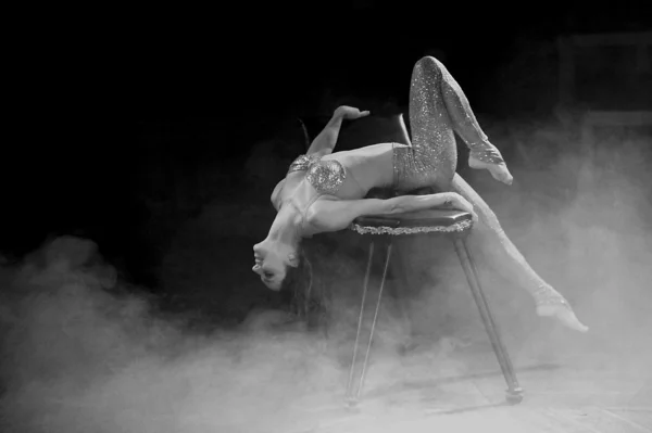 Девушка танцует на цирковом представлении — стоковое фото