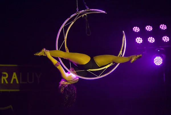 Acrobat woman at circus spectacle — Stock Photo, Image