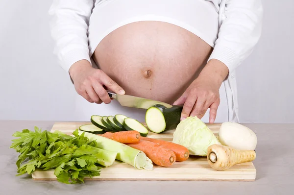 Mujer embarazada cocinando — Foto de Stock