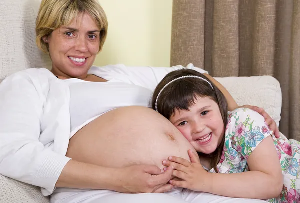 Menina com sua mãe grávida — Fotografia de Stock