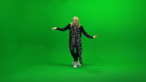 Vrouwen die dansen elegante tegen groen scherm — Stockvideo