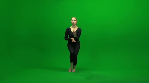 Vrouwen die dansen elegante tegen groen scherm — Stockvideo