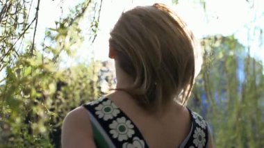 ağır çekimde etrafında dönen kadınlar