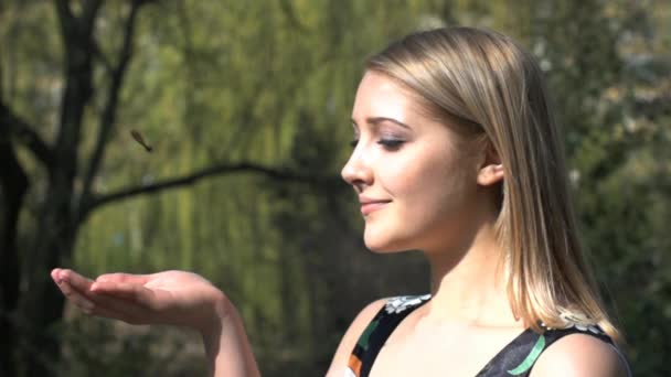 Sarışın kadınlar açık havada bahar — Stok video