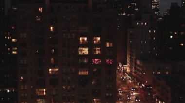 Şehir geceleri sokak trafik