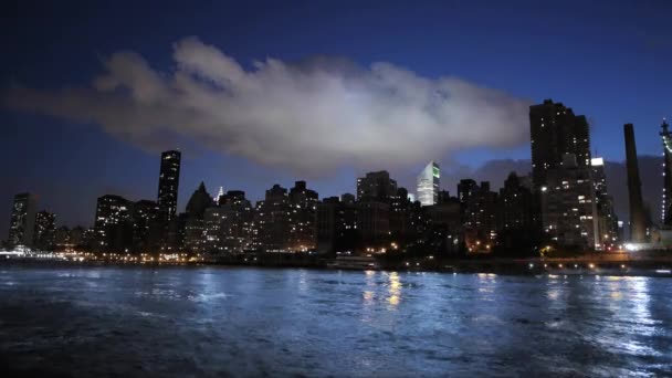 Caducidad del paisaje urbano por la noche — Vídeo de stock