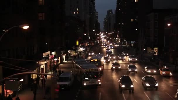 Feux de circulation urbains la nuit — Video